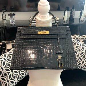 Collectors!!  ❤️HERMES. Vintage Shiny. crocodile Kelly.  Black.